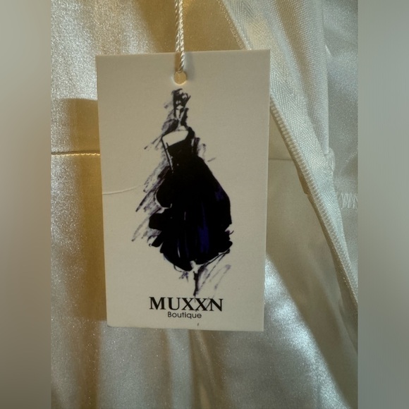 MUXXN Boutique Dress, White Full Length Gown, Large, NWT - Picture 4 of 10